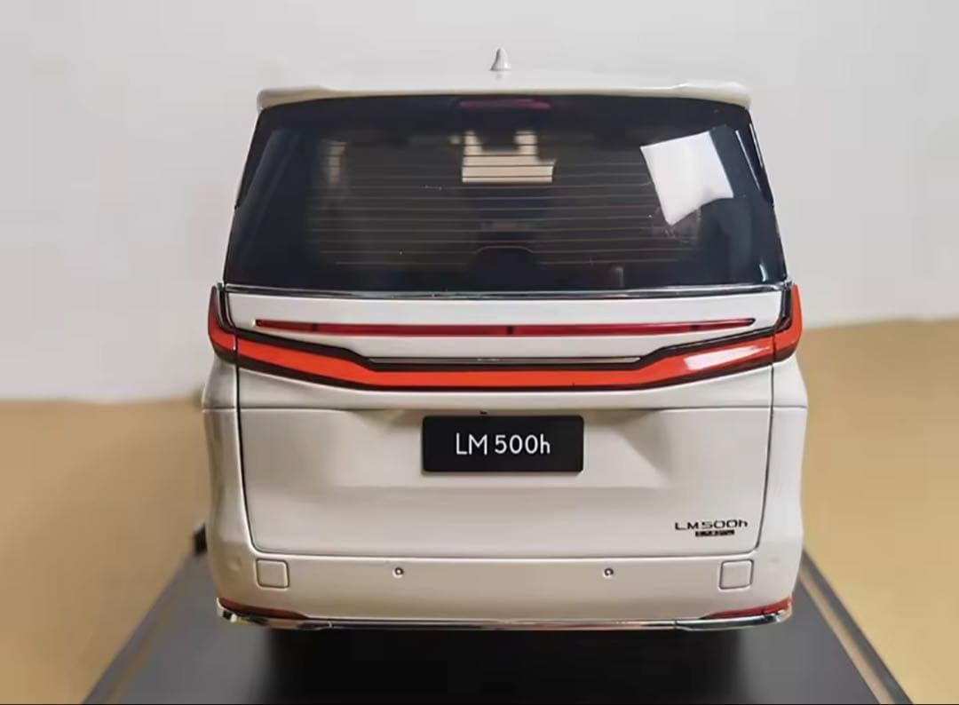 Lexus 1:18 ￼ダイキャスト￼LM500h ホワイトモデルミニカー