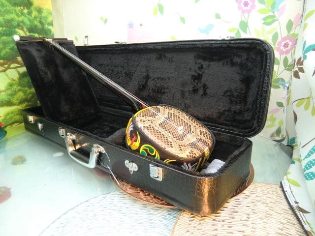 新品未使用(送料無料)11.980円　沖縄三線専用　肩紐付き一丁入ふかふかケース