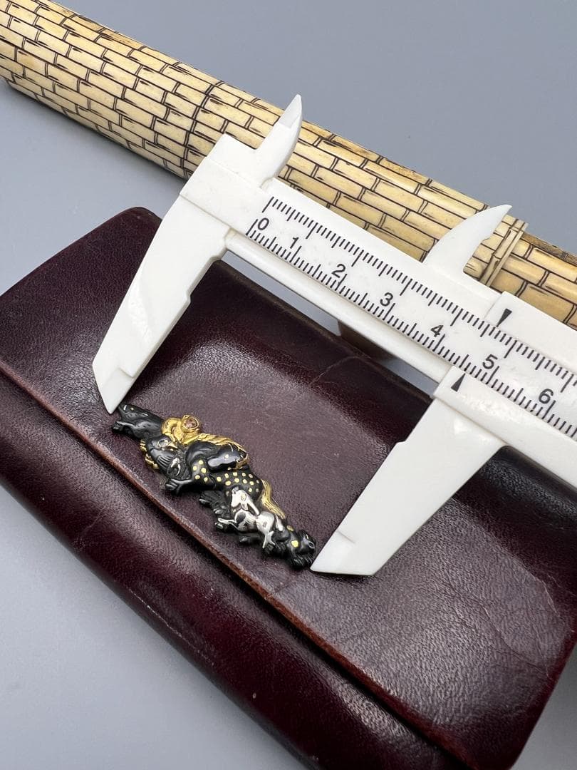 江戸明治時代　生肖図　金銀象嵌　極上骨製手彫キセル入れ　大玉根〆　銀製キセル