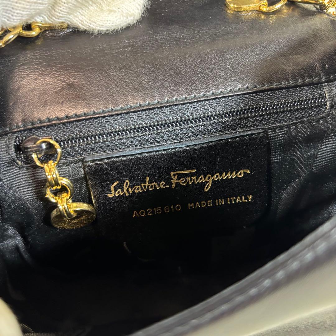 【美品✨】 フェラガモ ショルダーバッグ ヴァラリボン オールレザー