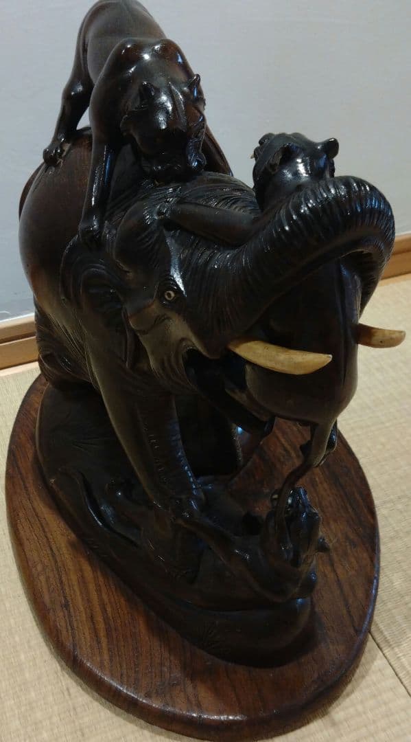 木製彫刻 象と虎のアート