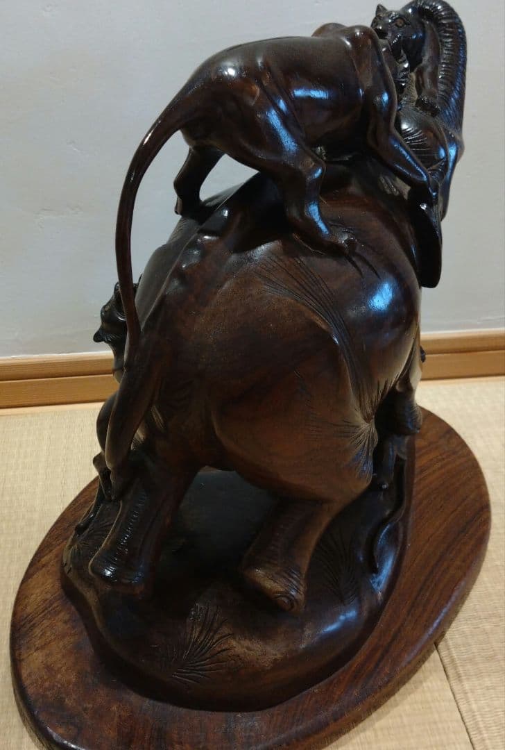 木製彫刻 象と虎のアート