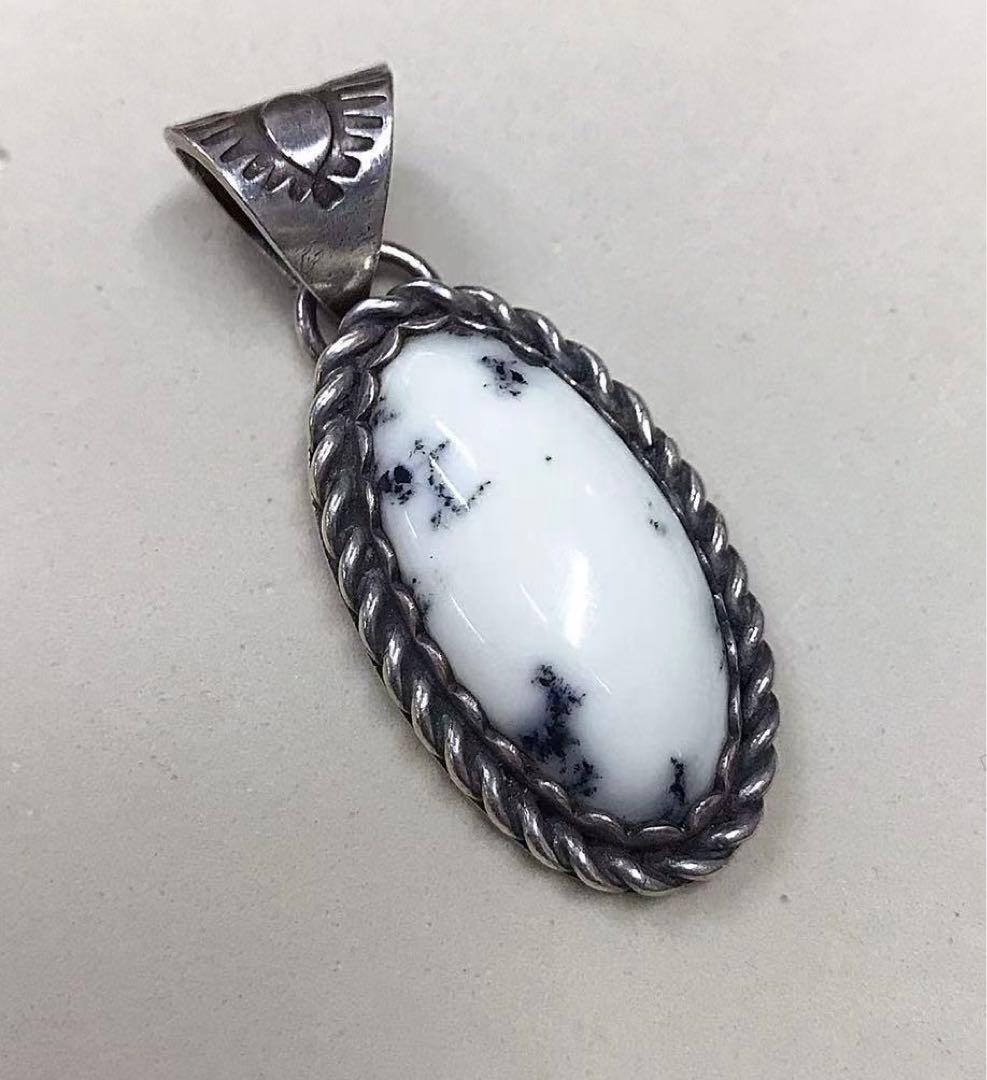 【期間限定値下げ】ターコイズ・ペンダント　ホワイトバッファロー 　tn718