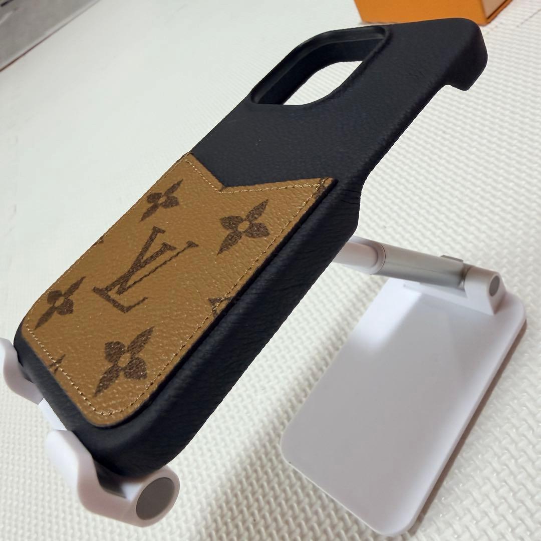 【極美品】ルイヴィトン iPhone15Pro バンパー M82889