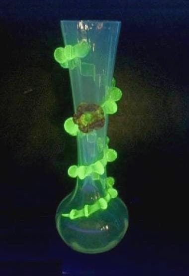 ★G1702★ アンティーク　ウランガラス　乳白ガラス　花瓶