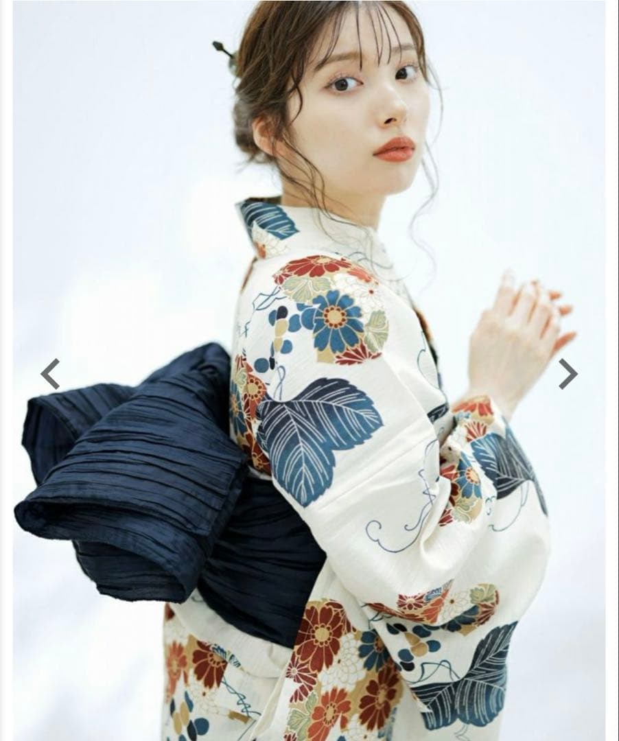 Dita 花柄浴衣・帯セット（白地・紺帯）