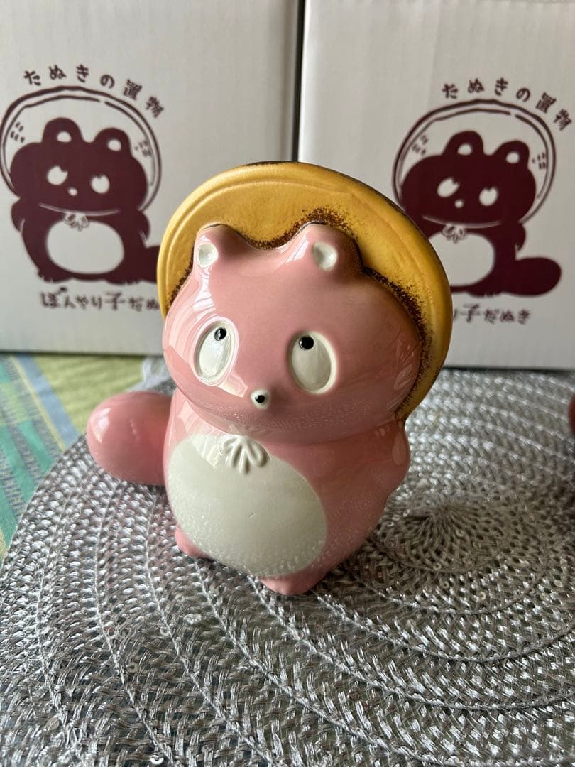 ヒダカナオト　ぼんやり子だぬき　陶器　開運　 ピンク　信楽焼き　置きだぬき