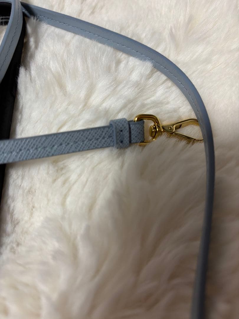 値下げPRADA サフィアーノトライアングル スマホショルダー iPhone15