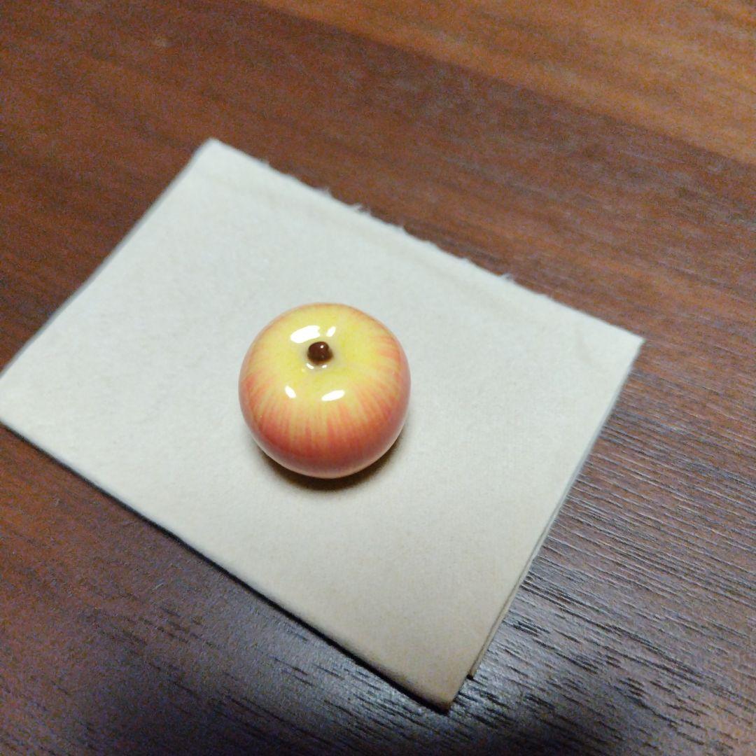 とらやパリ　2026年ガレット・デ・ロア　フェーブ(林檎形)