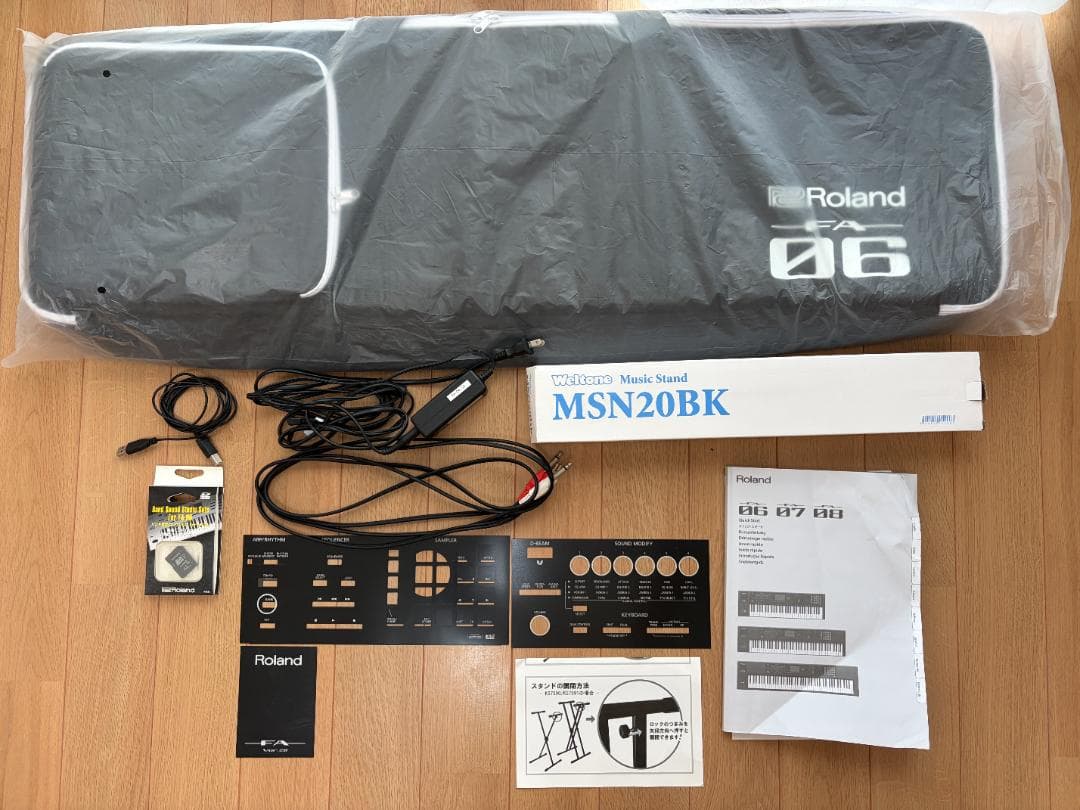 Roland FA06シンセサイザーホワイト61鍵盤（スタンド、フットペダル付）