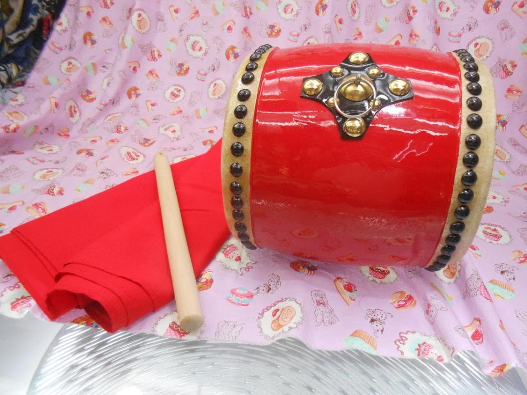新品未使用(送料無料)14.980円　小太鼓18cm赤いサージ/モス布撥付き