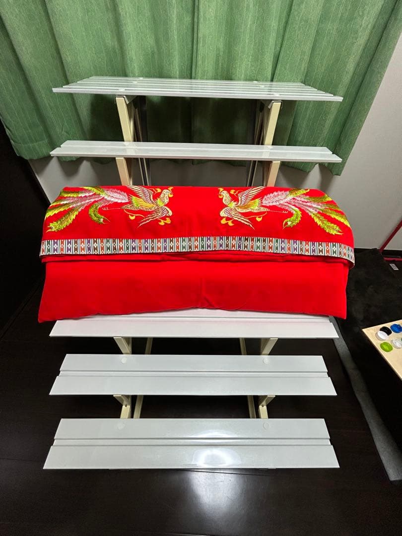 ひな壇 ホワイト 赤い刺繍布付き