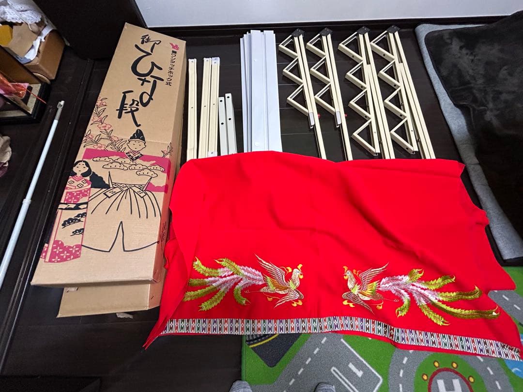 ひな壇 ホワイト 赤い刺繍布付き