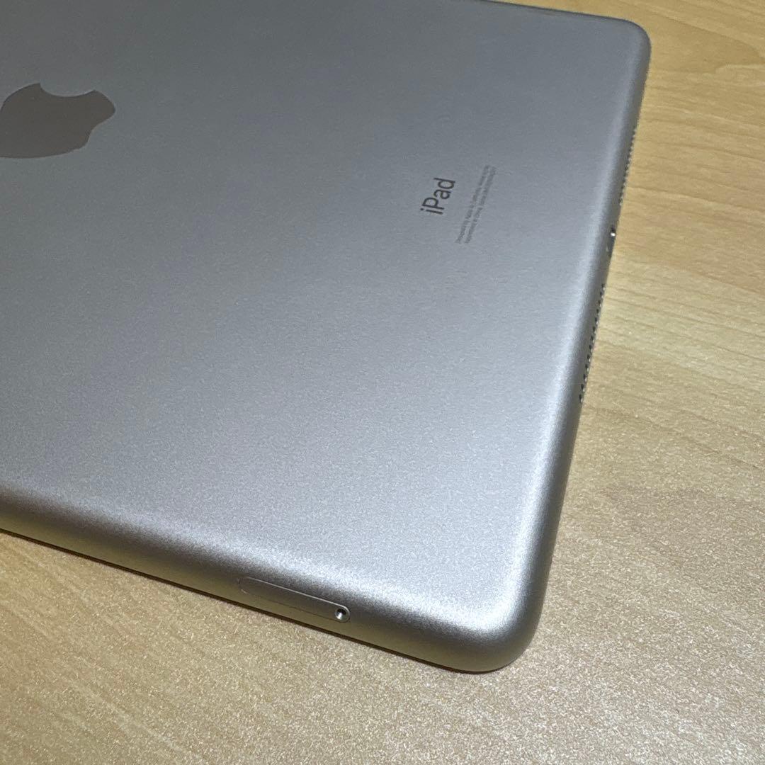 <美品/フィルムあり>Apple iPad シルバー 10.2インチ