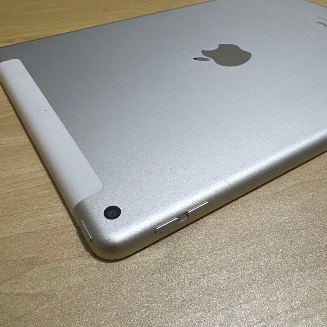 <美品/フィルムあり>Apple iPad シルバー 10.2インチ