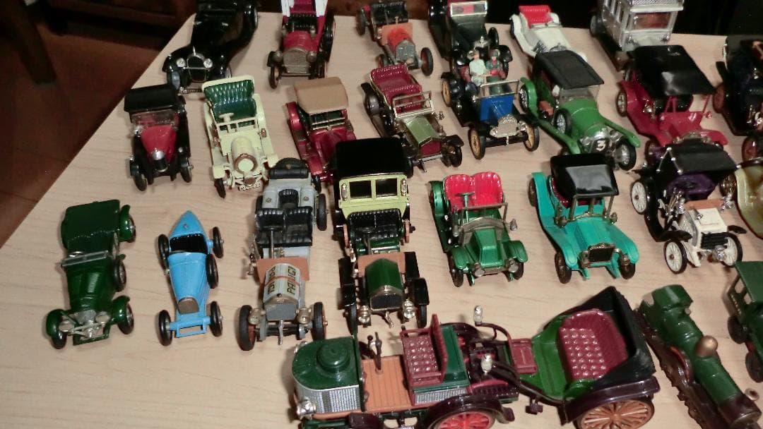 クラッシックなミニカーのコレクション