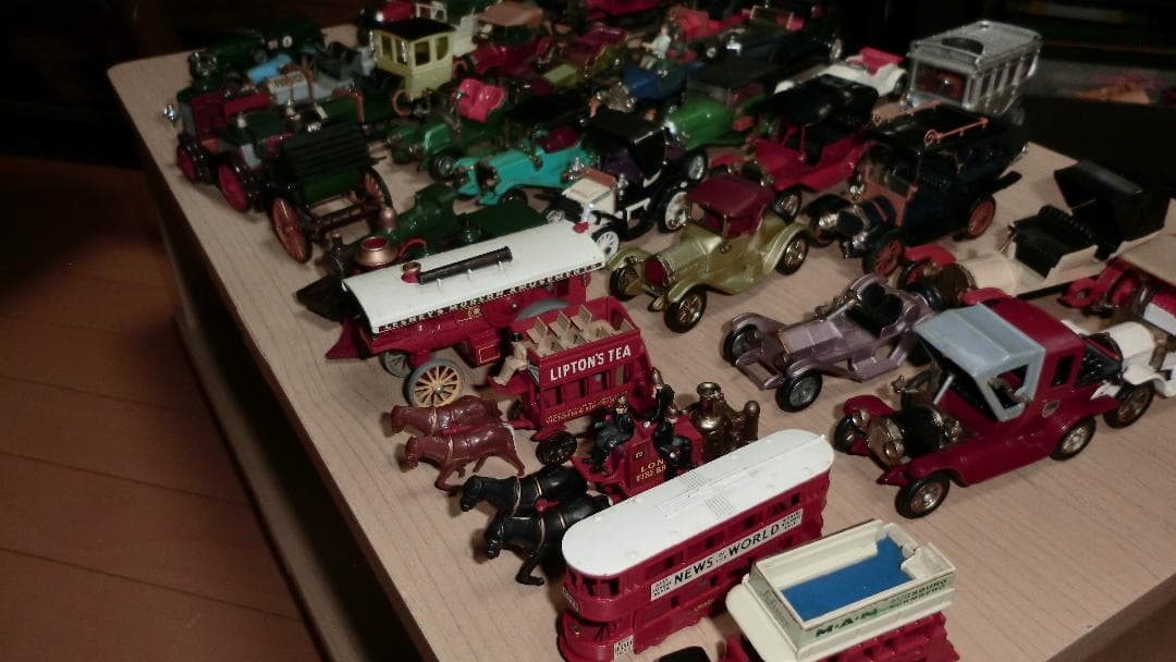 クラッシックなミニカーのコレクション