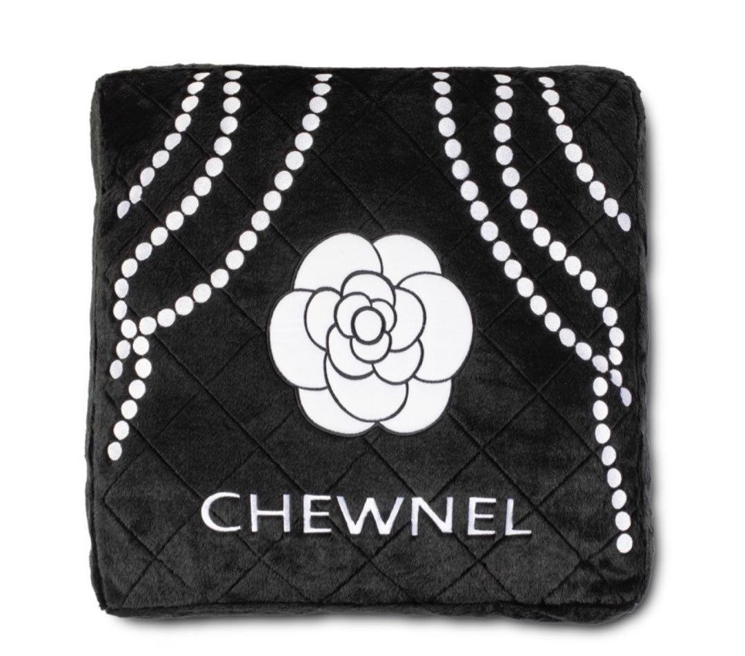 Dog Diggin Designs CHEWNEL パロディベッド　セレブ犬