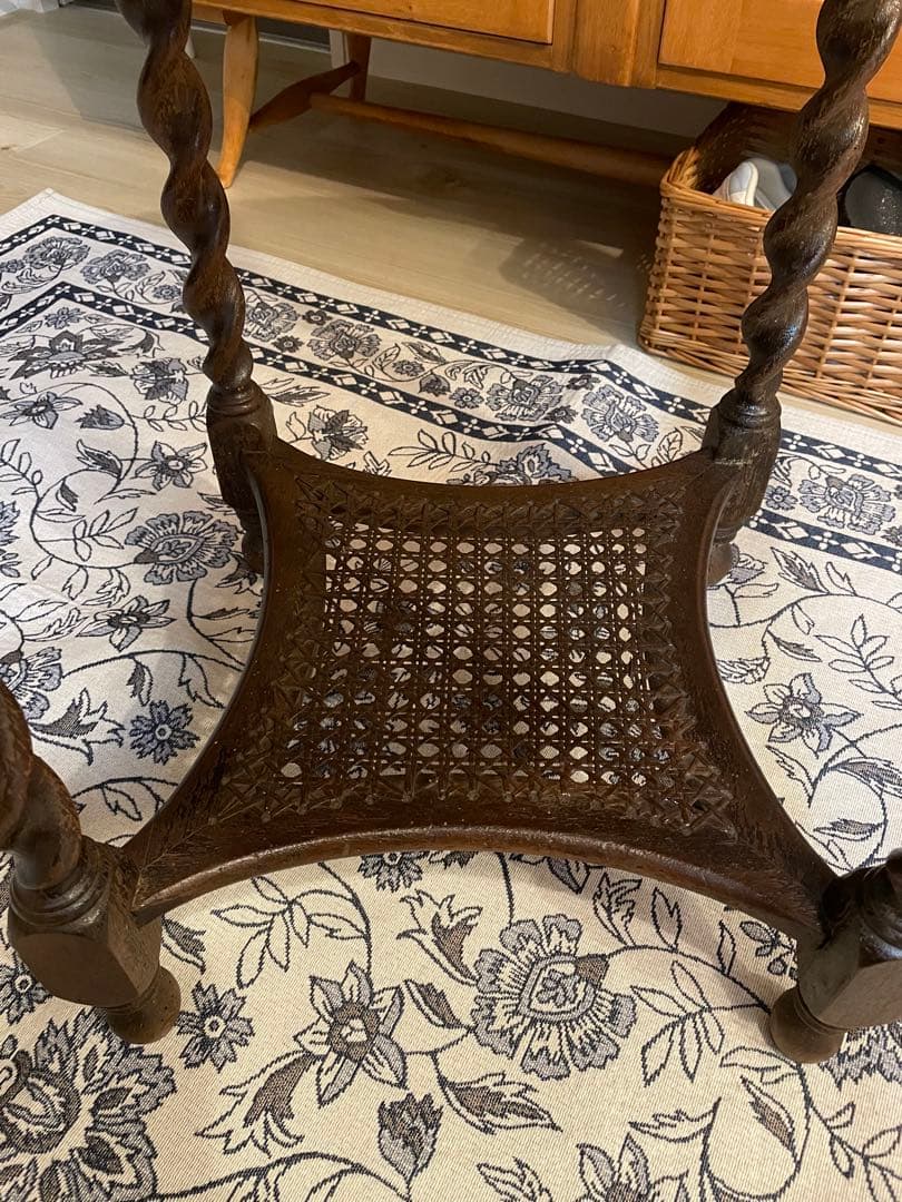 イギリスアンティークサイドテーブル　ツイストレッグテーブル　英国サイドテーブル