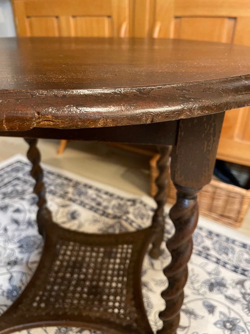 イギリスアンティークサイドテーブル　ツイストレッグテーブル　英国サイドテーブル