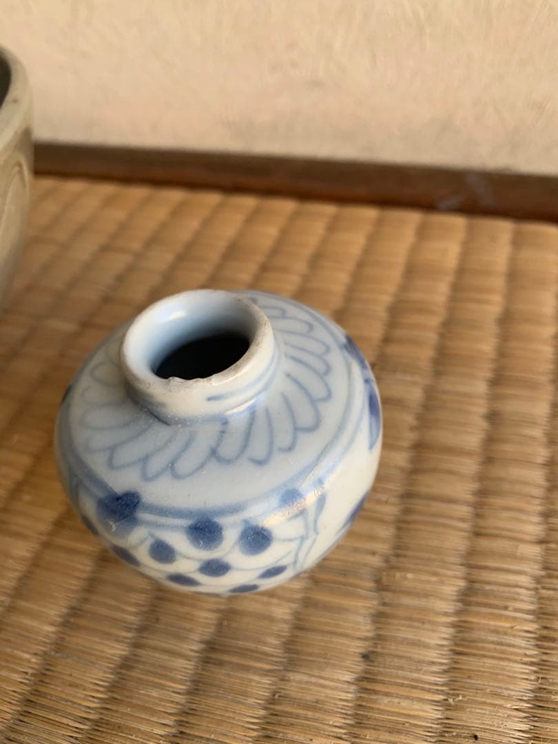 中国宋時代青磁お茶碗と明時代染付小壺