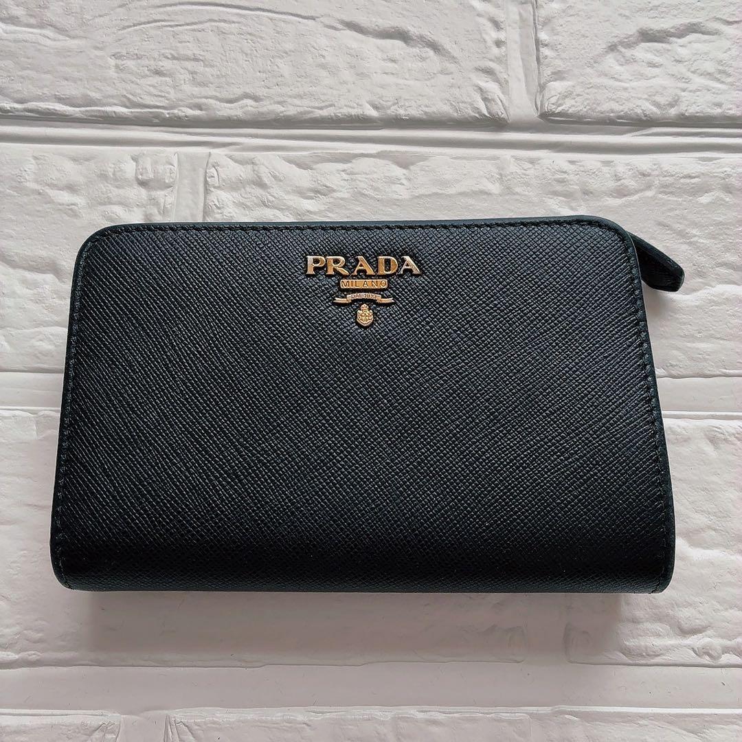 【美品】PRADA ブラックレザー 二つ折り財布 サフィアーノ　黒　ファスナー付
