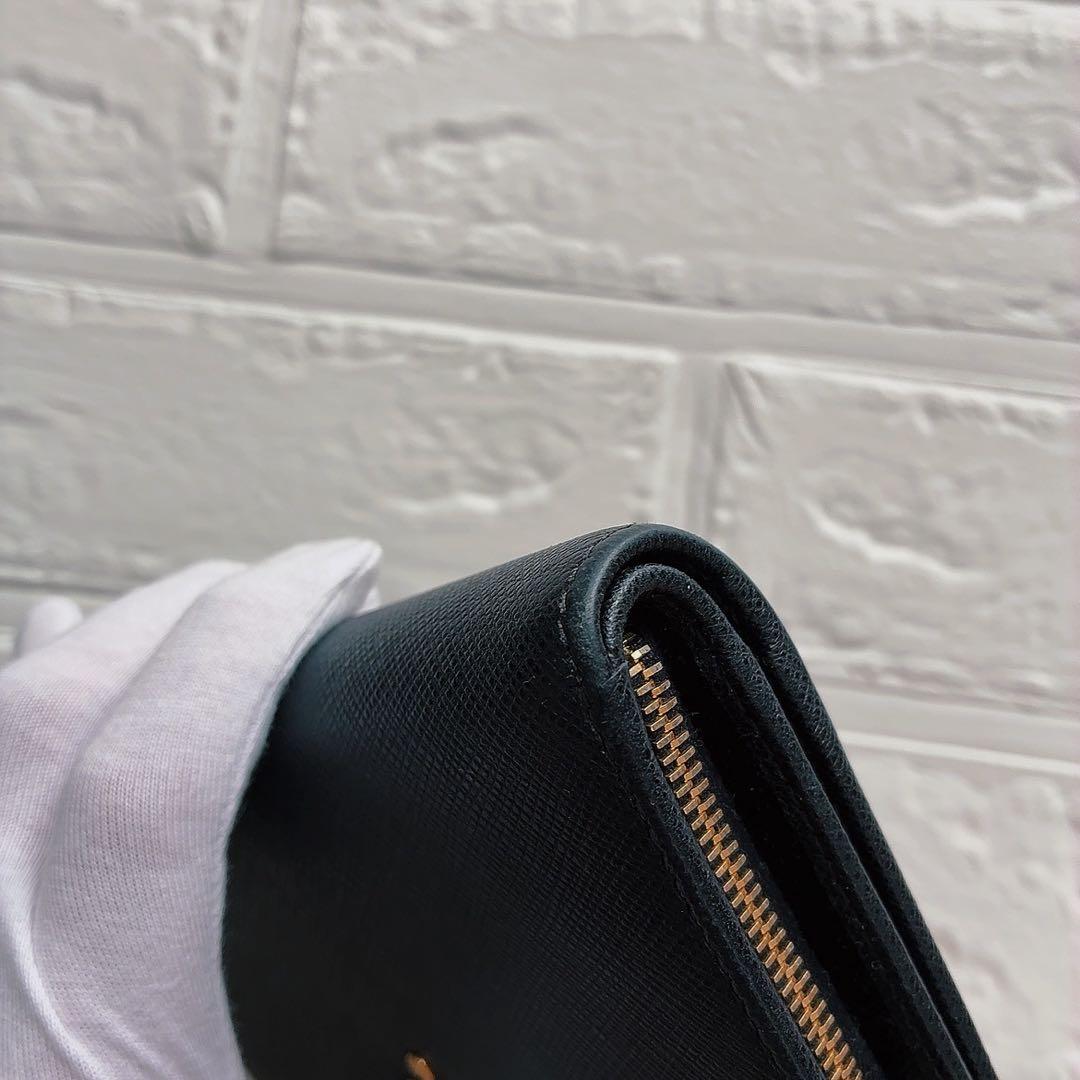 【美品】PRADA ブラックレザー 二つ折り財布 サフィアーノ　黒　ファスナー付