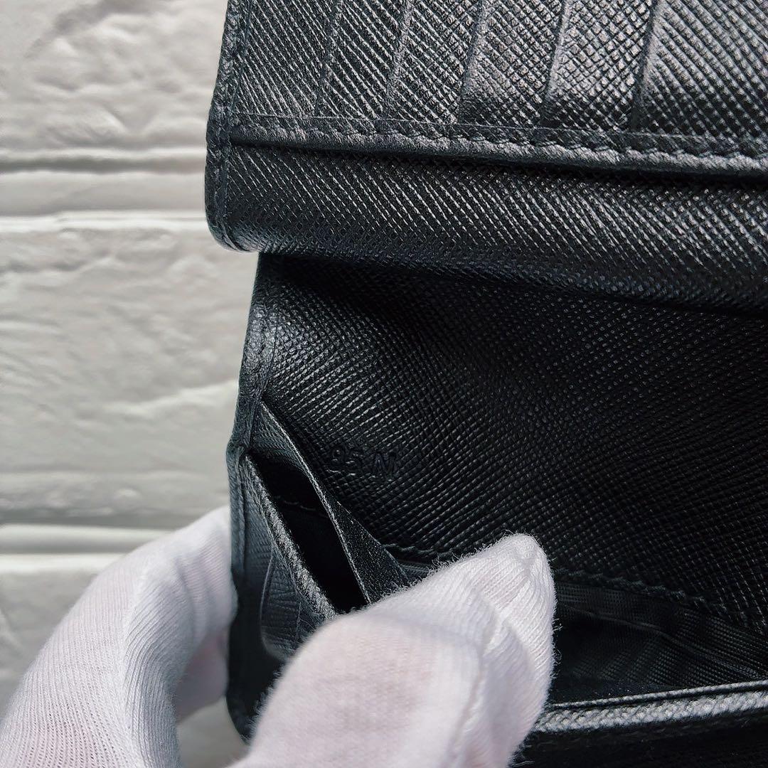 【美品】PRADA ブラックレザー 二つ折り財布 サフィアーノ　黒　ファスナー付