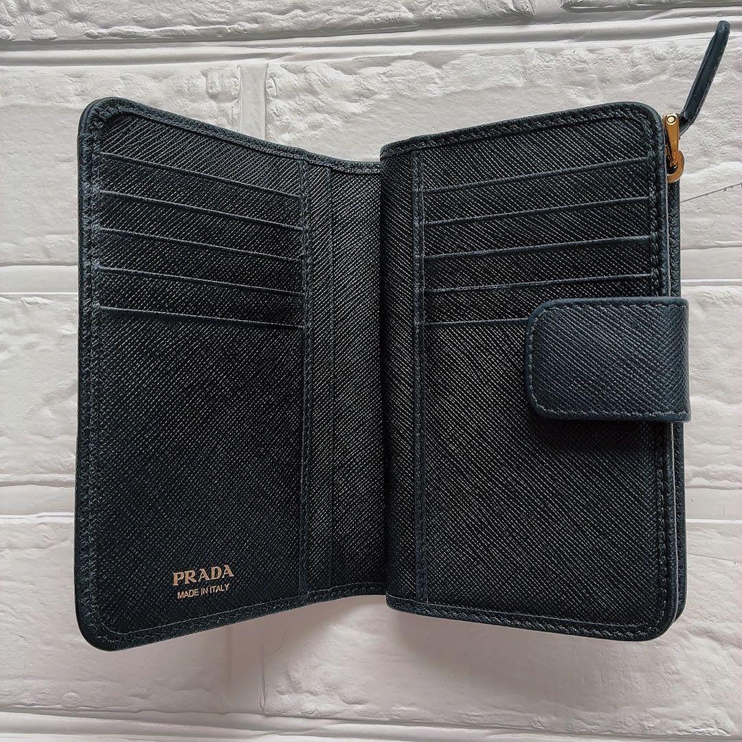 【美品】PRADA ブラックレザー 二つ折り財布 サフィアーノ　黒　ファスナー付