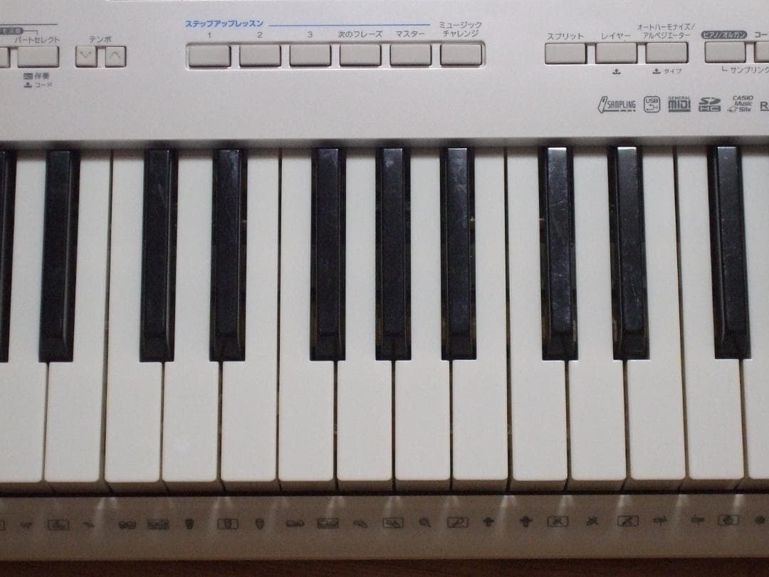 CASIO LK-211 電子ピアノ・キーボード ルーチェ 光ナビ 送料込み