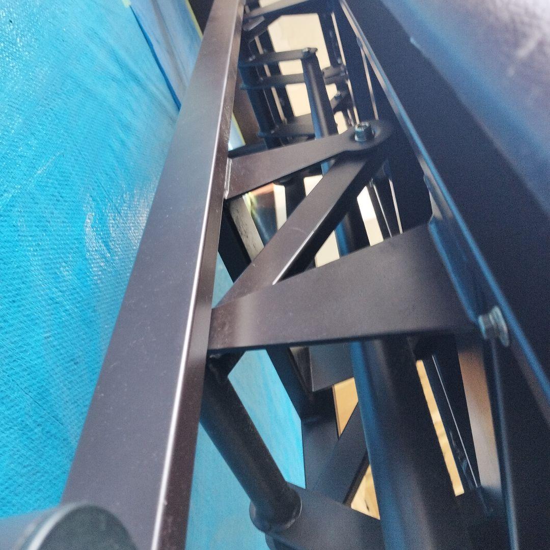 エステサロン・マッサージ用ベッド（上下手動）中古品脚・フレームに錆有り