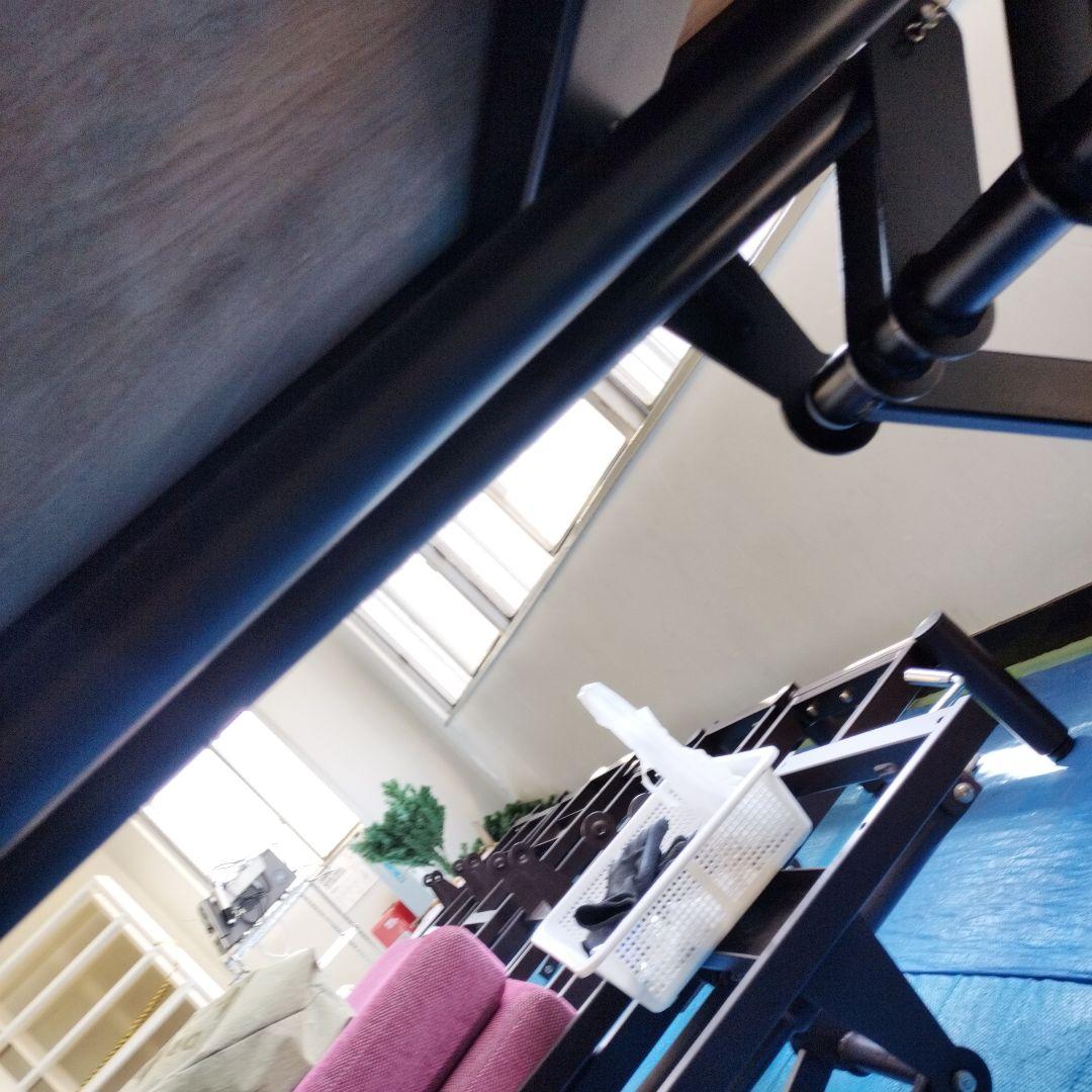 エステサロン・マッサージ用ベッド（上下手動）中古品脚・フレームに錆有り