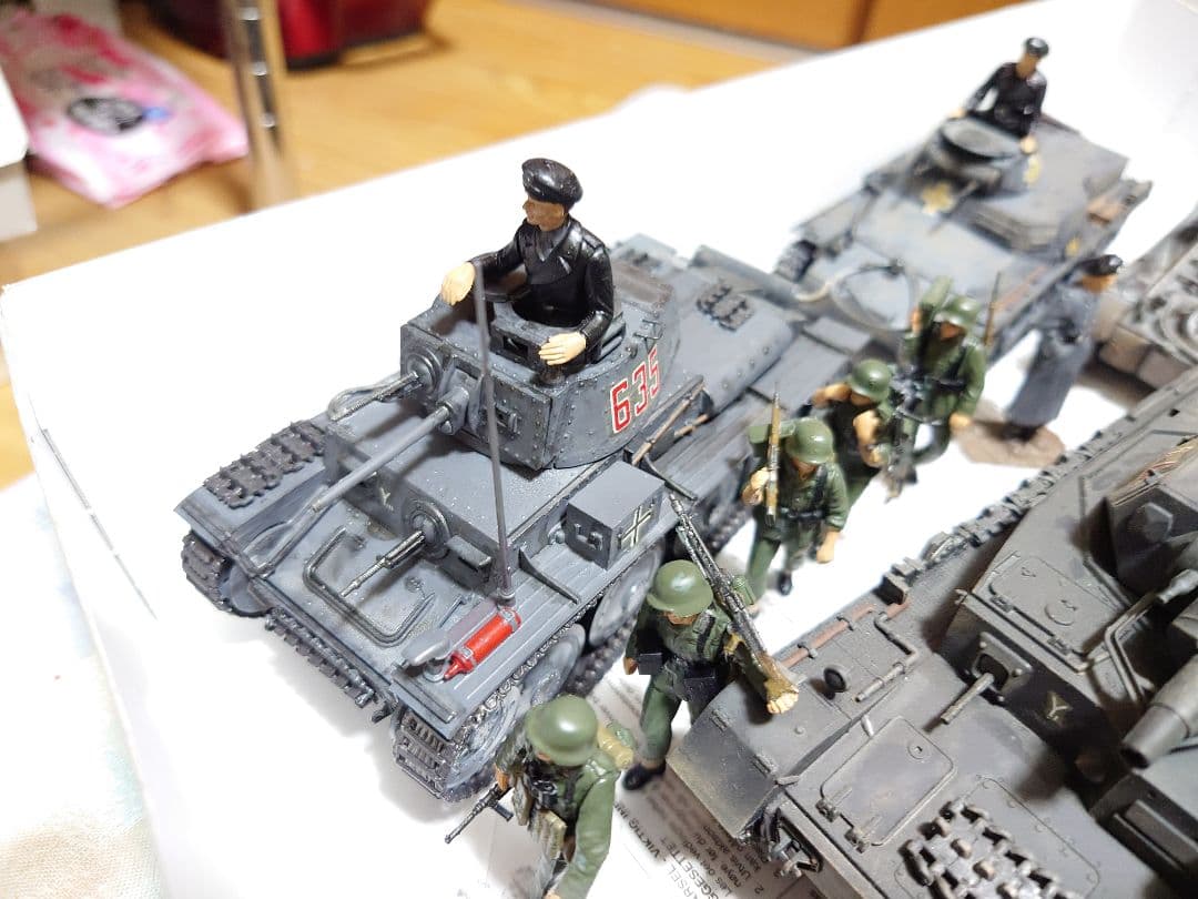 仮出品1/35タミヤイタレリドイツ軍東部戦線戦車12両+兵士+炊飯セット　完成品