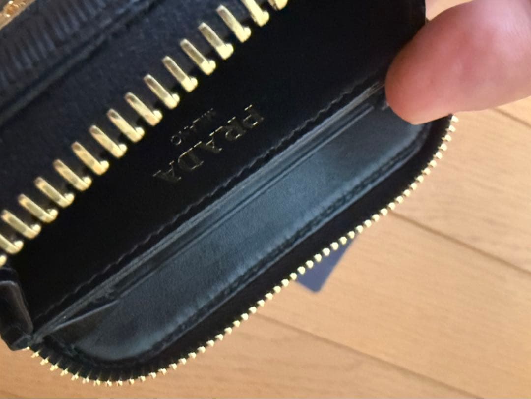 美品　PRADA 小銭入れ　トライアングル　ラウンドファスナー