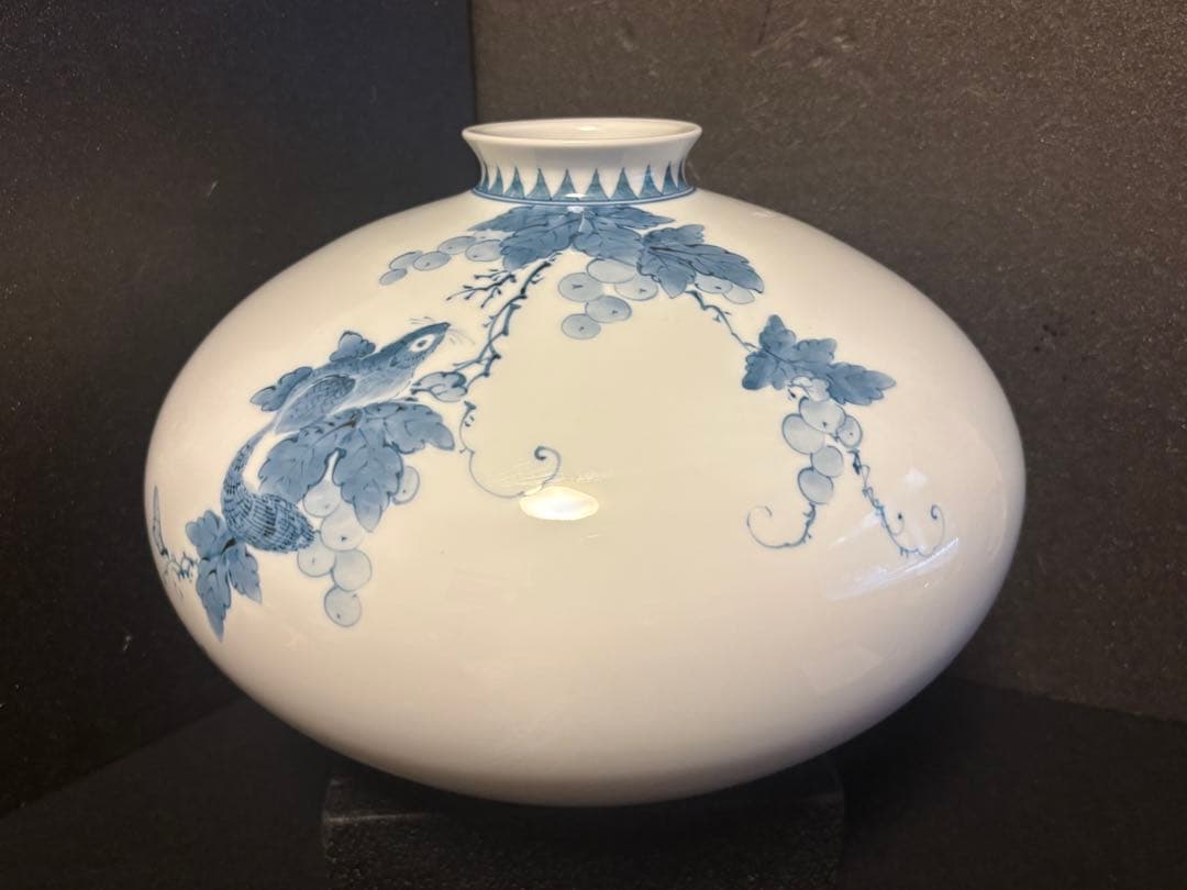 大人気　32cm井上萬二「染付 栗鼠文 壷」名品 人間国宝 白磁巨匠 旭日中綬章