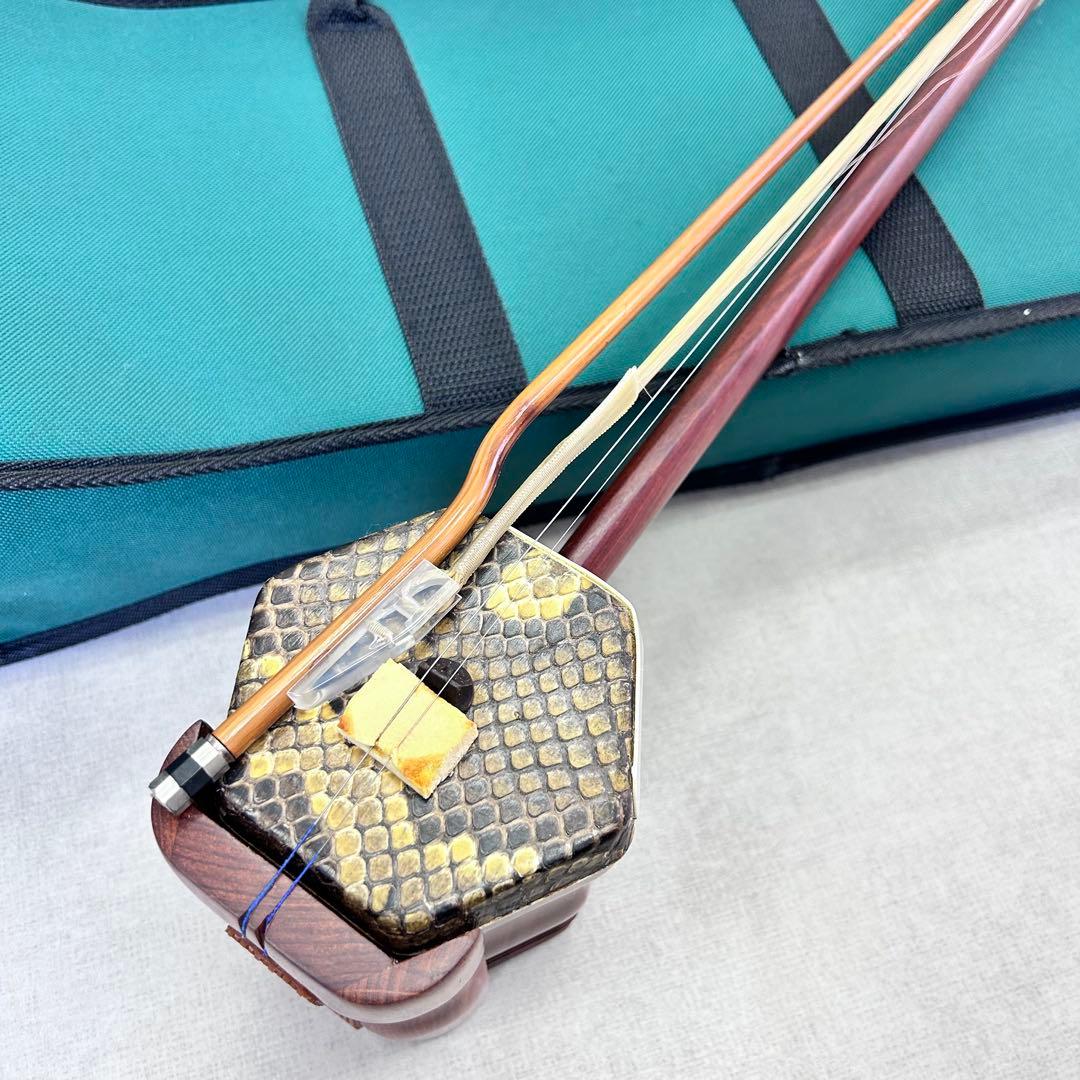 (k20)中国楽器 二胡 弦楽器 蛇革 パイソン 美品 ケース付き 中国蘇州