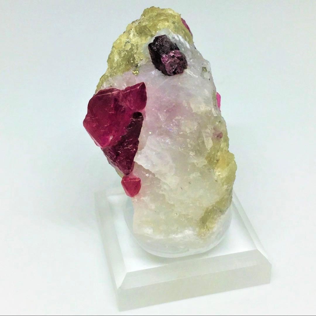 ミャンマー産　スピネル　母岩付き原石