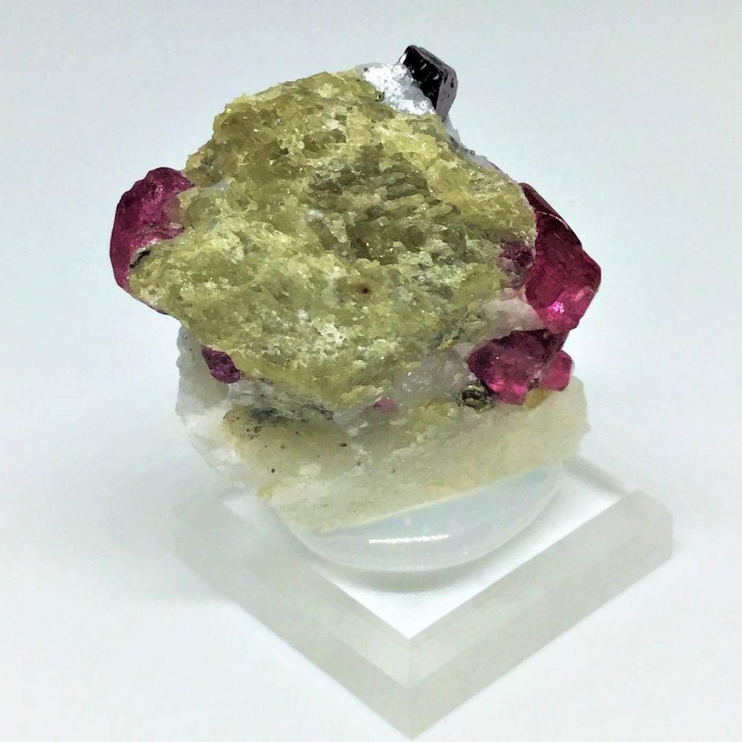 ミャンマー産　スピネル　母岩付き原石