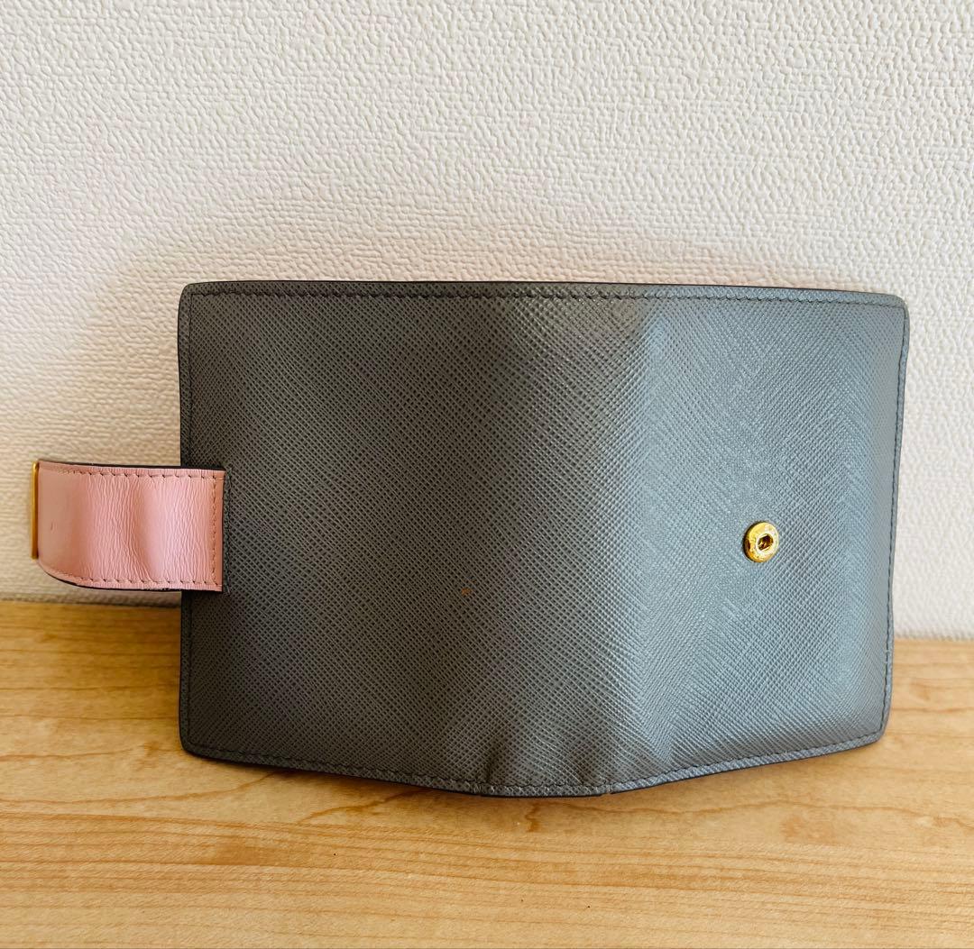 【確約】PRADA 人気の二つ折り財布 グレー/ピンク