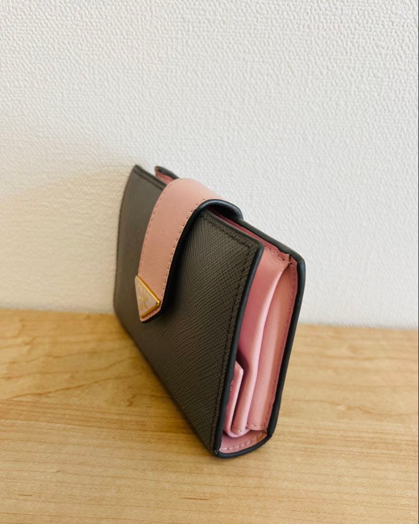 【確約】PRADA 人気の二つ折り財布 グレー/ピンク