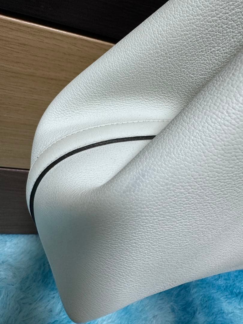 CHRISTIAN DIOR ホワイト ショルダーバッグ 花びらチャーム付き