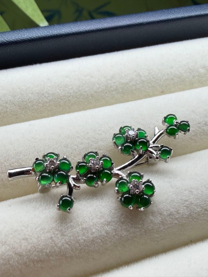 新入荷❣️天然本翡翠　ロウカン質翡翠　上品、華やかい一輪の梅枝ブローチ　鑑定書付き