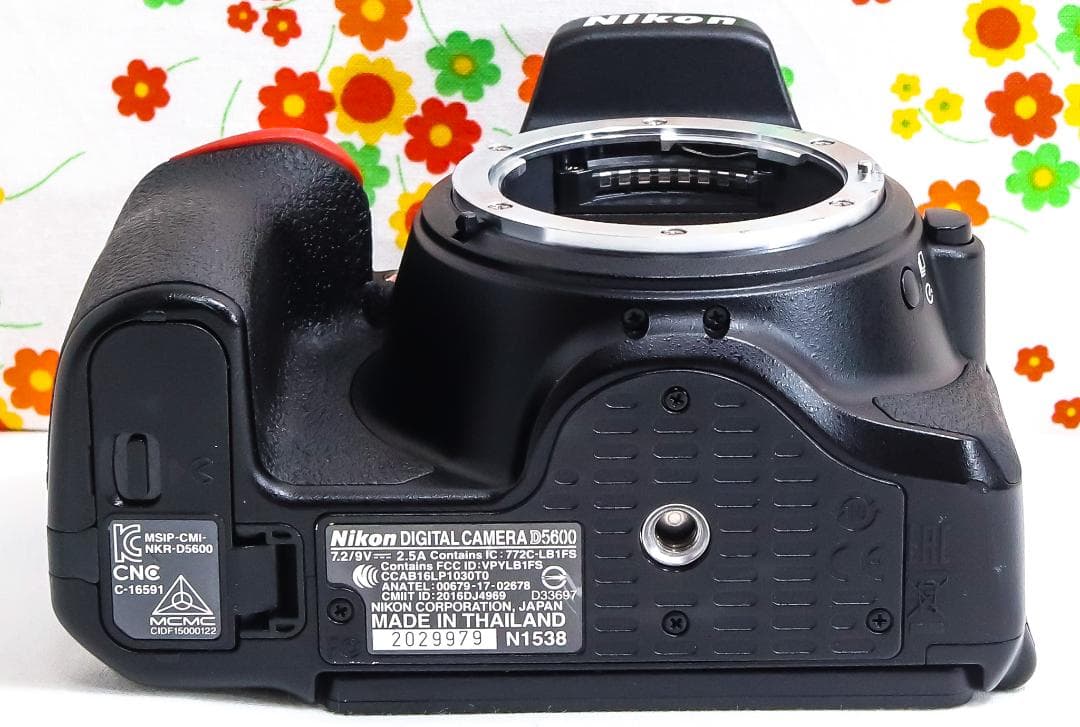 美品 ニコン Nikon D5600☆スマホに転送☆高性能一眼レフ☆自撮り可能！