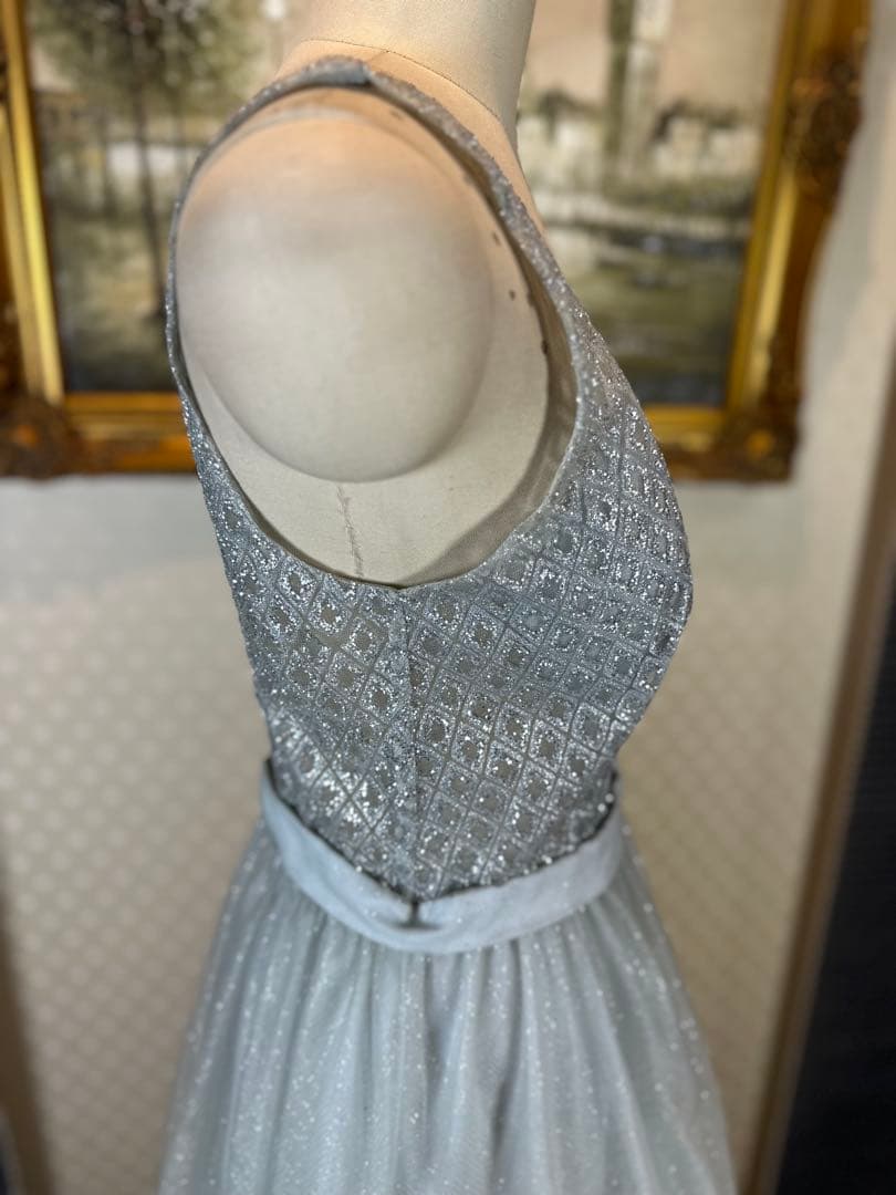 ライトグレー Vネック ビーズ装飾ドレス