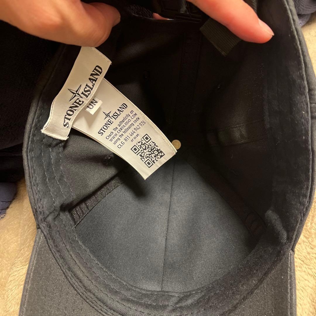 ストーンアイランドブラック ベースボールキャップ 刺繍ロゴ付き