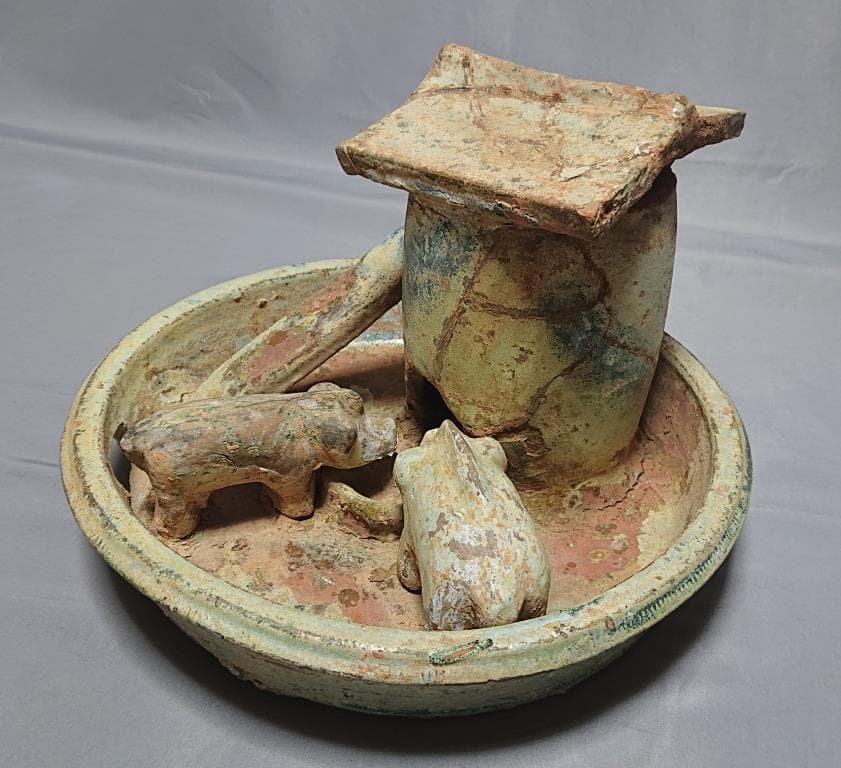 東漢時代　出土品　緑釉銀化陶製猪舎　彩文土器 径27.4㎝