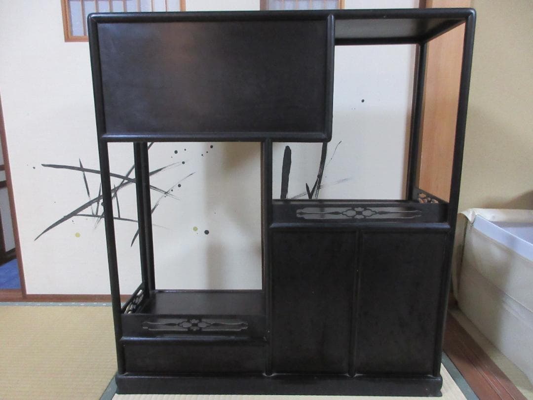 螺鈿細工の飾り棚　茶箪笥　段違い　和風飾り棚　 貝殻装飾付き　希少