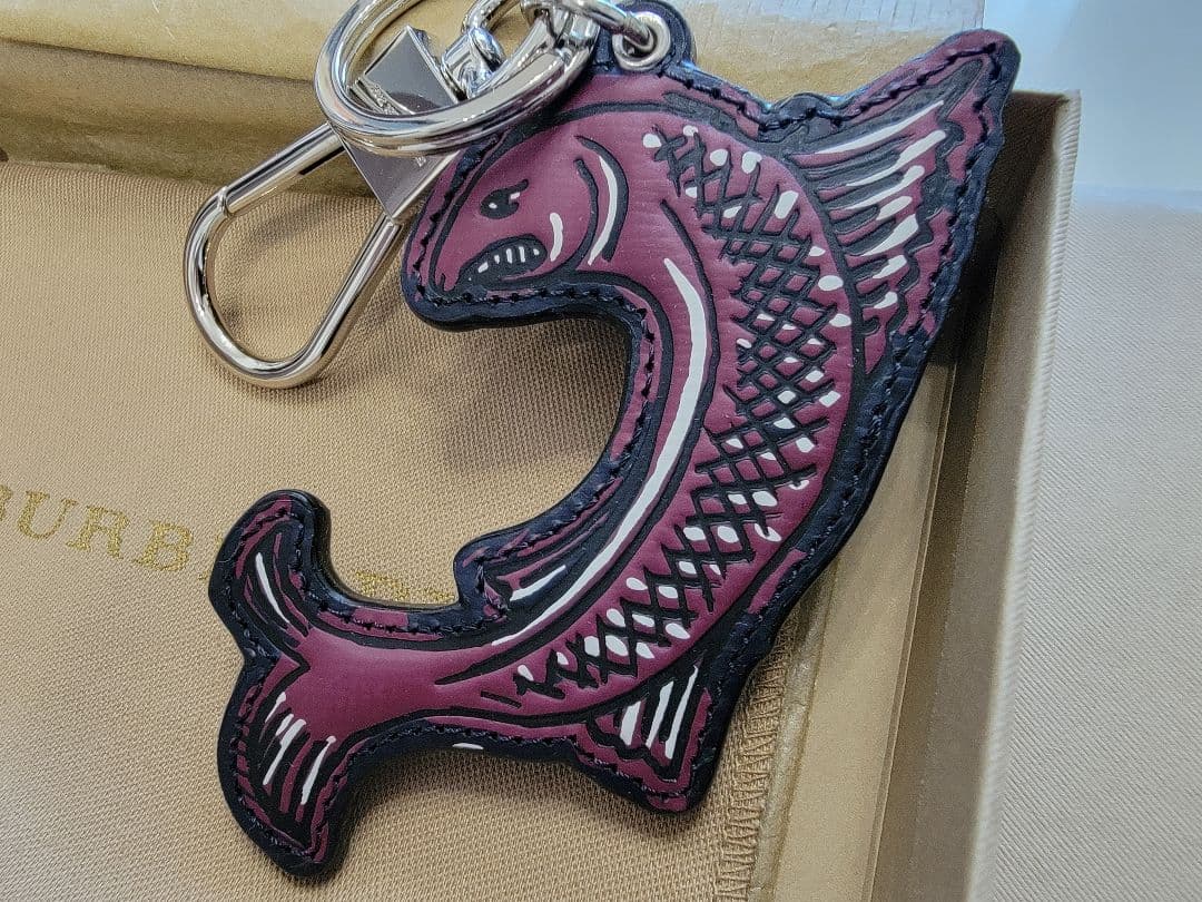 バーバリー BURBERRY チャーム ビースト フィッシュ