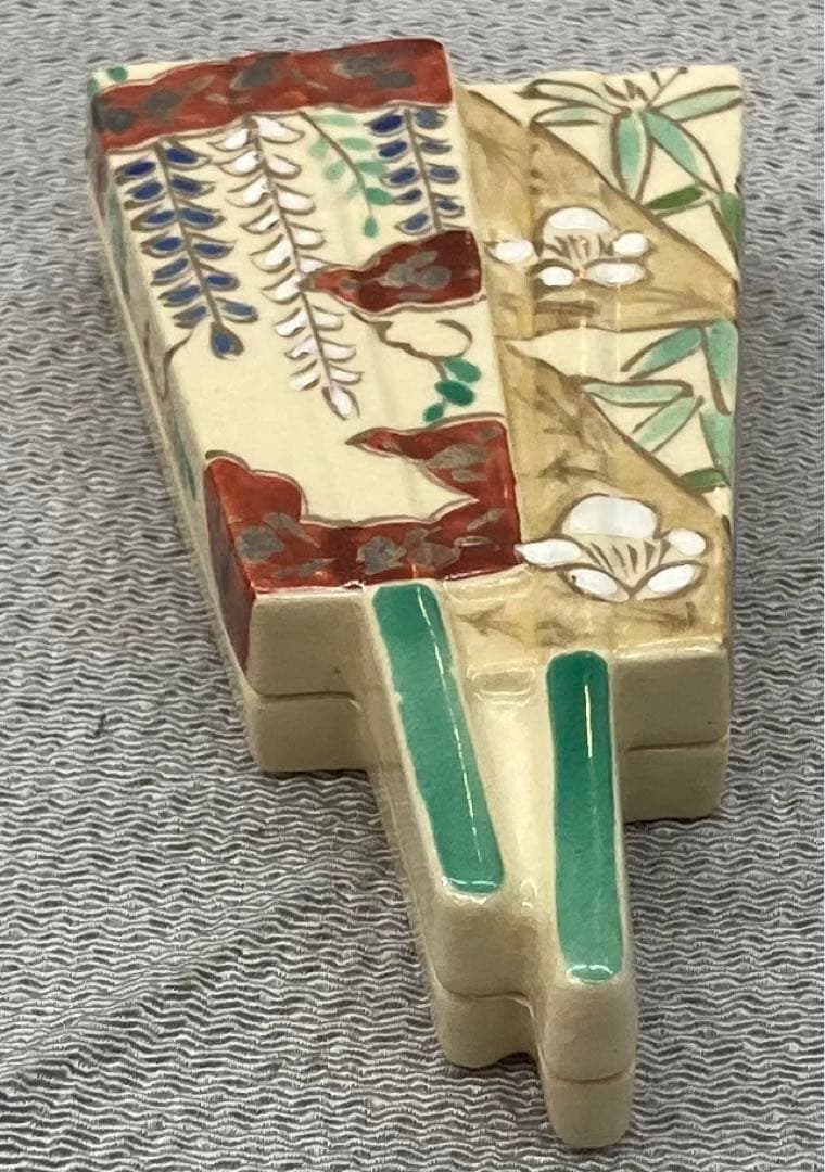 B172s  森里陶楽作　仁清色絵扇形香合　共箱　竹梅藤　音羽山窯　京焼