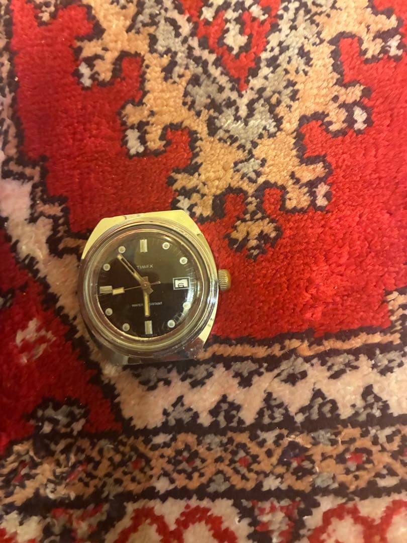 ブラックアナログ腕時計 日付表示付き